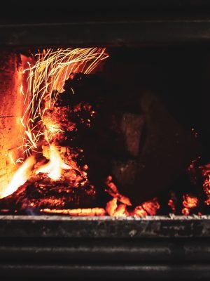 foc-acollidor-cremant-intensament-en-una-estufa-negra-2026-03-17-00-02-19-utc